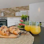 Ivy Shores Apartment *